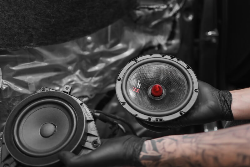 Сравнение штатного динамика и динамика «АК»